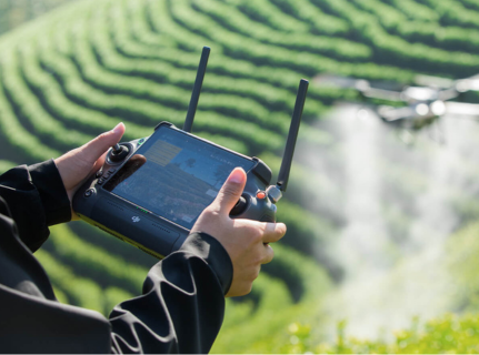 Piloto controlando drone agrícola em lavoura